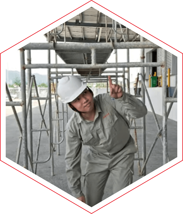 Giàn giáo hẹp và thấp, gây khó khăn trong di chuyển và tác nghiệp